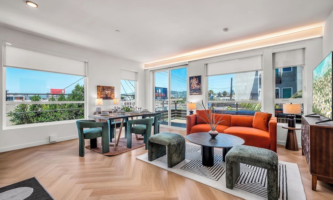 Larchmont Appartement | Gillis House 2BRDM, Pool, Gym, 2 Parking & Views!