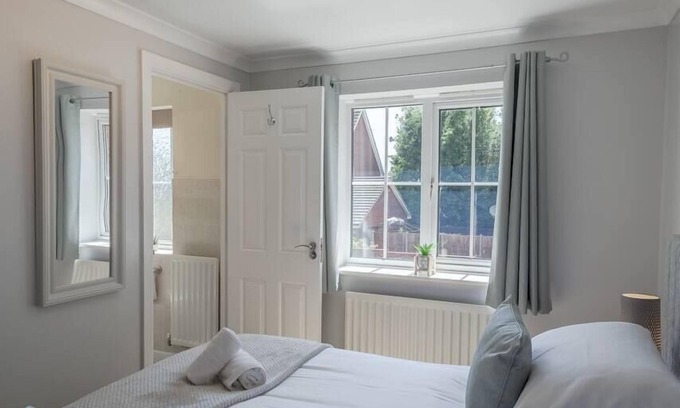 Bowthorpe Maison | "Ginger and Gold Haven" – Peaceful Retreat with Free Parking, Garden, and Super King Bed