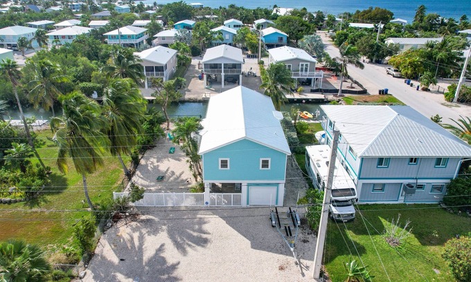 Cutthroat Harbor Estates Maison | Ginger's Paradise, 3 Bed, 2 Bath Canal Front Home in Cudjoe Key