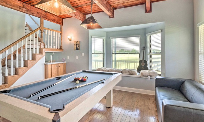 Garfield Maison | ‘Gingerland Ranch’ in Del Valle: Game Room & Porch