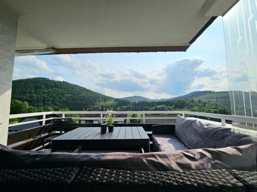 Niedersfeld Appartement | Gipfelpanorama Winterberg mit Berg- und Seeblick, Boxspringbett mit ausfahrbarem TV