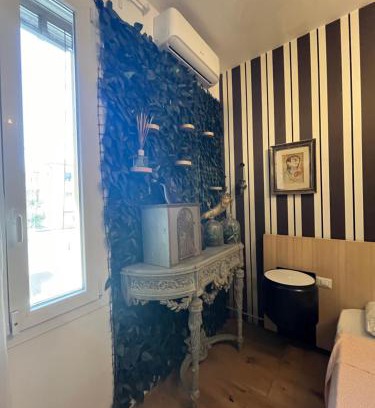 Borgo Panigale Appartement | Giraffe art Ducati BLQ apartment