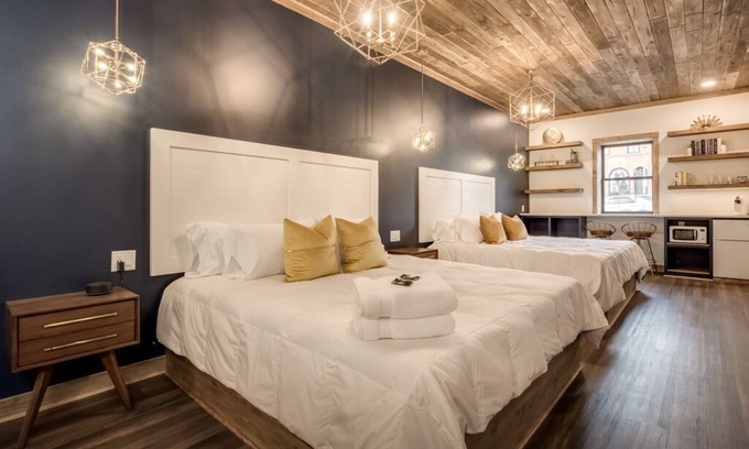 Prescott Hôtel | 2 King Beds | Walk Everywhere | Fireplace