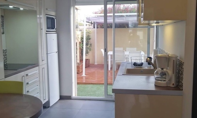 La Crau Maison | Confortable F2 en rdc avec jardin et stationnement.