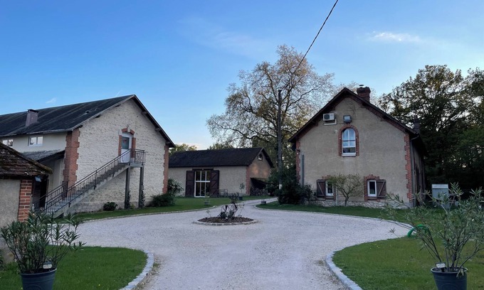 Lorris Appartement | Gîte 2 à 4 pers. Cœur de forêt d’Orléans & espace Bien-Être SPA HAMMAM