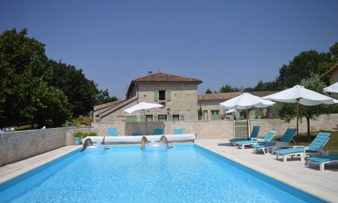 Saint-Pierre-d'Amilly Maison | Gite Le Mignon for 5 people in a complex of 6 gites with swimming pool.