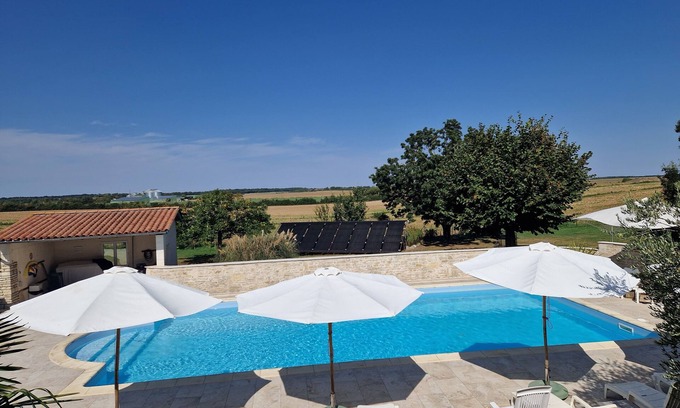 Saint-Pierre-d'Amilly Maison | Gite 3: Hollyhocks for 2 people in an area of 6 gîtes