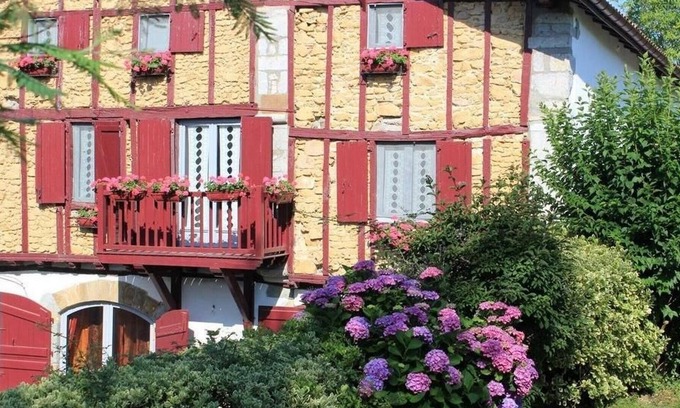 Ayherre Cottage | GITE 3 ETOILES FERME BIO AYHERRE AU COEUR DU PAYS BASQUE ENTRE MER ET MONTAGNE.