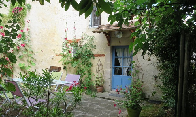 Mamers Cottage | Gîte " 4 épis". Jardin sans vis à vis. Calme près commerces. Quartier historique