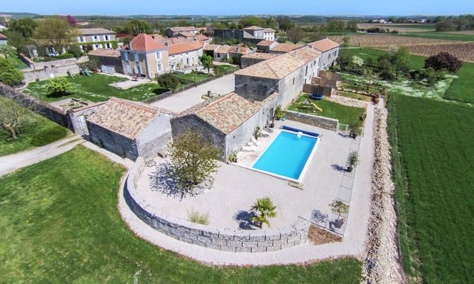 Echallat Cottage | Chalets de luxe 4 étoiles près de Cognac et Angoulême avec piscine chauffée. 5 couchages