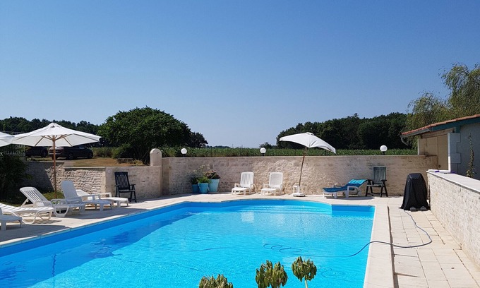 Saint-Pierre-d'Amilly Maison | Gite 4: Swallows 4 bedrooms for 10 people
