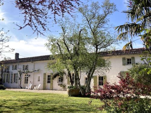 Saint-Simon-de-Pellouaille Maison | Gite avec piscine et grand jardin