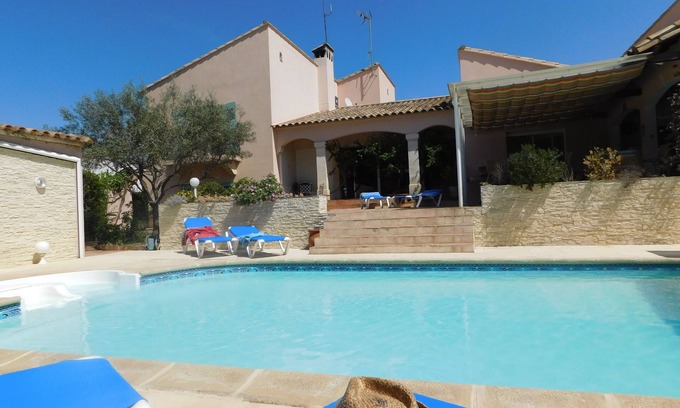 Villetelle Lit Et Petit-Déjeuner | Gîte aux portes de la Camargue, piscine chauffée, 2 chambres, jardin, parking