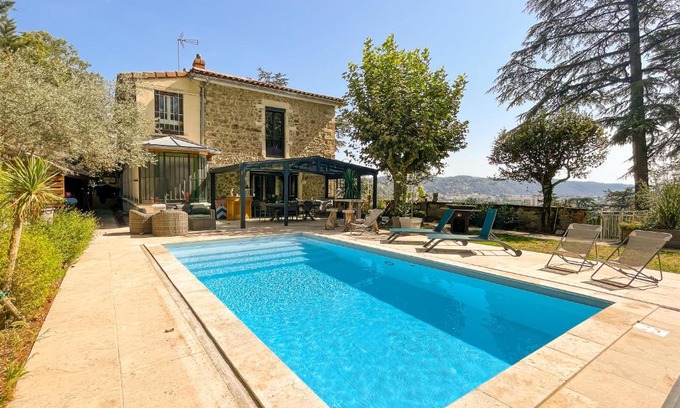 Vienne Maison | gite au chat bûcheron