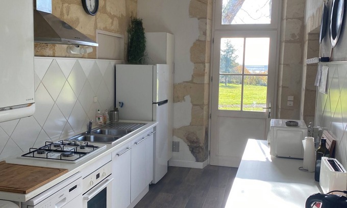 Cubzac-les-Ponts Maison | Gite Bellevue. An unobstructed view of the Dordogne!