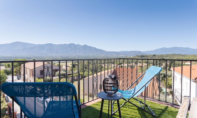 Banyuls-dels-Aspres Appartement | Gîte 'Canigou' with Mountain View, Wi-Fi, and Air Conditioning