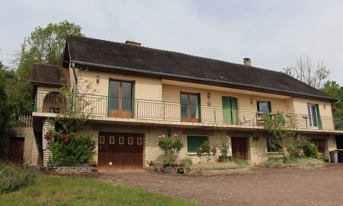 Tanlay Maison | Gite confortable avec cheminée, jardin arboré, grande terrasse panoramique