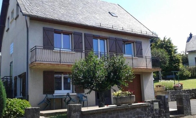 Besse-en-Chandesse Maison | GITE DES BRUYERES - BESSE ET SAINT ANASTAISE