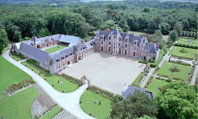Vernou-sur-Brenne Appartement | GITE DANINOU; meublé 3 chambres avec terrasse (1er étage du château) , salon et cuisine ouverte
