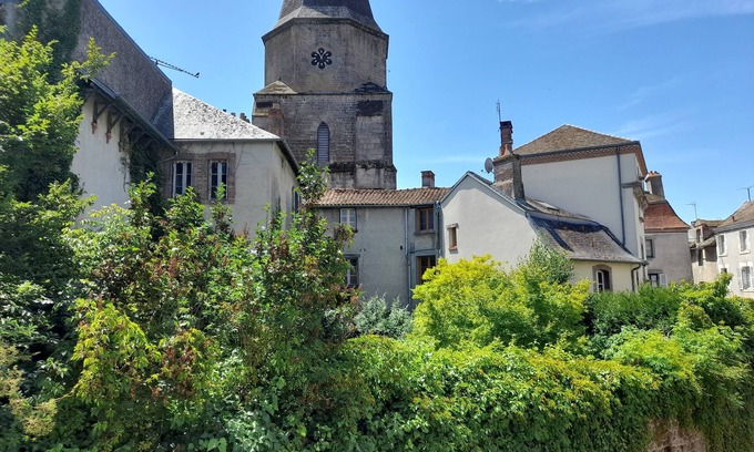 Magnac-Laval Maison | Gîte Déco is a beautiful Townhouse in the historical area of town with parking