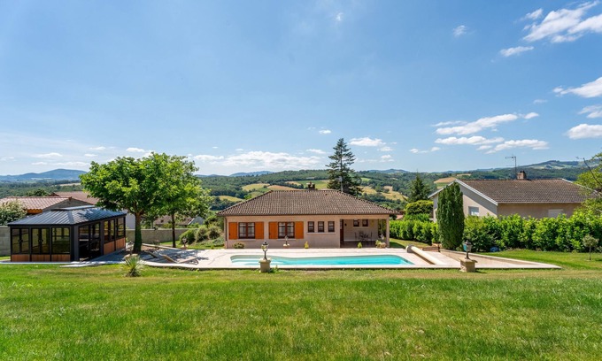 Le Bois-d'Oingt Villa | Gite des ifs piscine, jacuzzi dans le Beaujolais