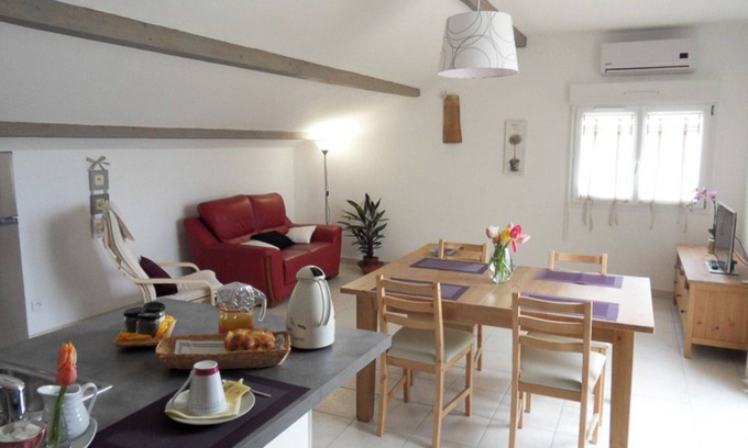Greoux-les-Bains Cottage | Gîte 'Fleur De Thym' with Shared Pool, Communal Terrace and Air Conditioning