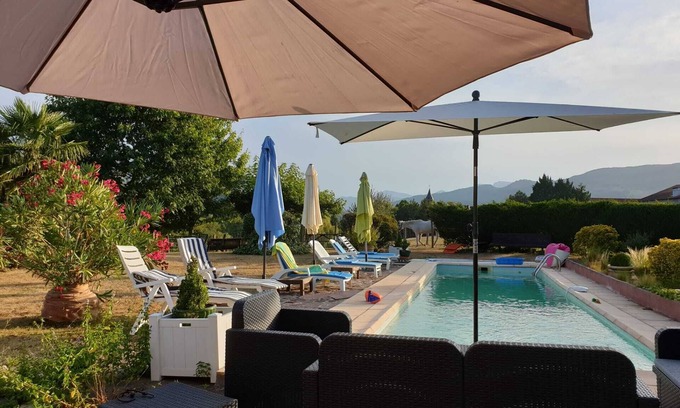 Osses Appartement | Gîte 2 personnes ; de plain pied; avec piscine partagée ;