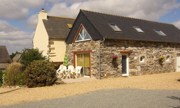 Le Cloitre-Saint-Thegonnec Maison | Gîte 'Entre Terre Et Mer' with Terrace and Wi-Fi