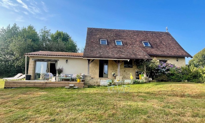 Saint-Sulpice-d'Excideuil Maison | Gite with swimming pool in an old farmhouse. Pets welcome!