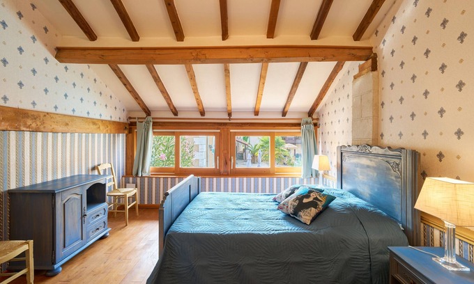 Saint-Sulpice-de-Roumagnac Maison | Gîte 'La Bergerie' with shared pool, private terrace and Wi-Fi