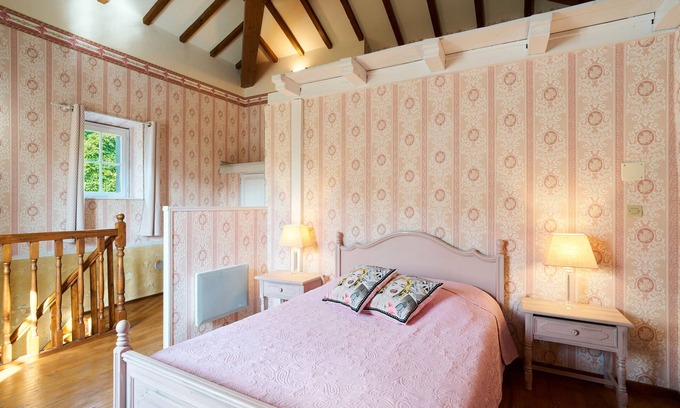 Saint-Sulpice-de-Roumagnac Maison | Gîte 'Le Pigeonnier' with shared pool, private terrace and Wi-Fi