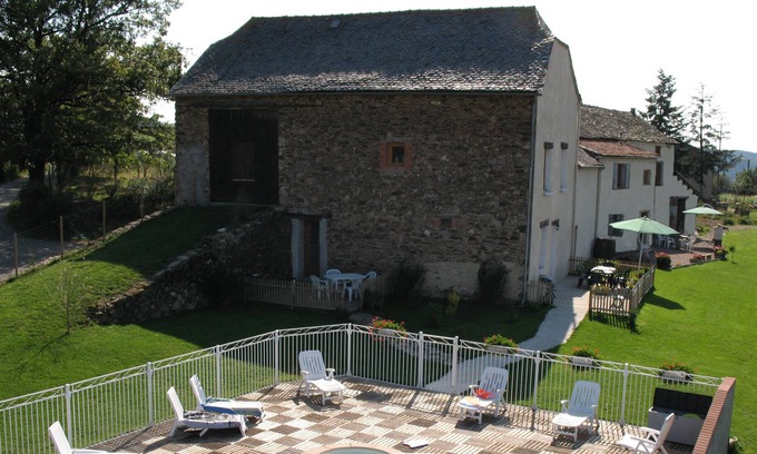 Tanus Maison | Gite Helen située à la frontière du Tarn / Aveyron, avec piscine