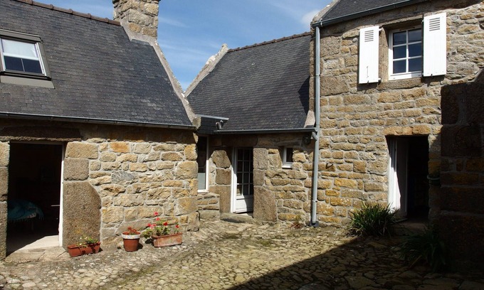 Porspoder Maison | Gite in 17th century barge house, sea 800 m away, pets welcome