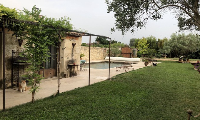 Tarascon Cottage | Gîte en Provence pour un couple, tout équipé, avec piscine et grand jardin.