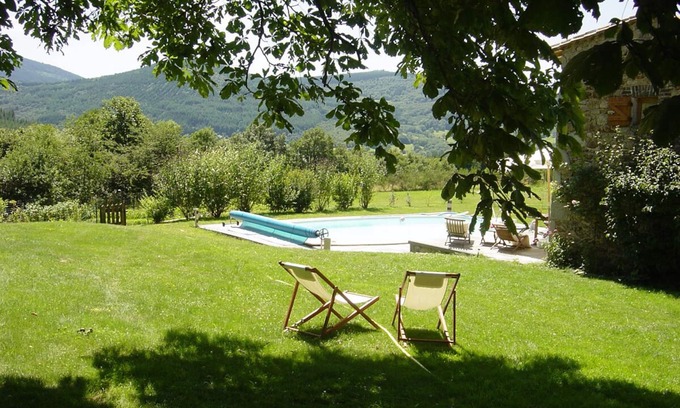 Viscomtat Cottage | Gîte au cœur de la forêt, avec piscine et très belle vue !