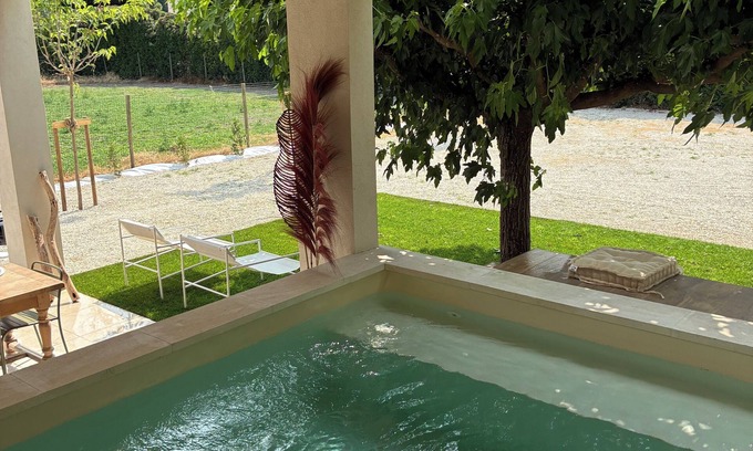 Graveson Maison | Gîte in the Provencal countryside. Heated swimming pool.