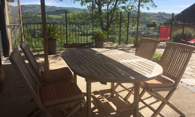 Bessuejouls Cottage | Gîte l'Atelier avec vue imprenable sur la vallée du Lot