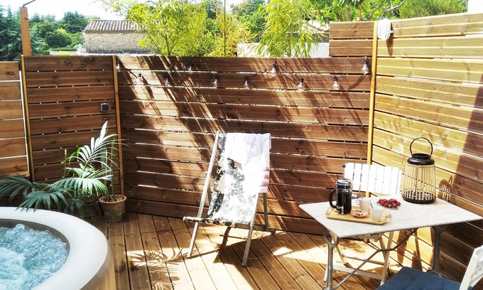 Pont-Saint-Esprit Maison | Gite "La Câlebelle" avec Jacuzzi, terrasse en bois à proximité de l'Ardèche.