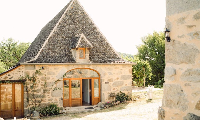 La Fouillade Maison | Gite La Châtaigne at Domaine de La Bertrandie - with Swimming Pool and Hot Tub