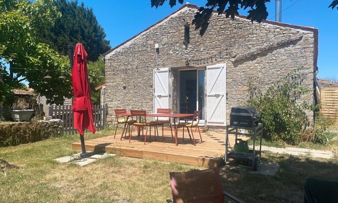Chaille-les-Marais Maison | Gîte 'La Grange Hulotte' with Private Terrace, Shared Garden and Wi-Fi