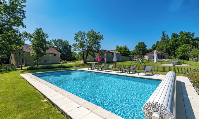 Chassaignes Maison | 'Gîte La Grange' avec piscine partagée, terrasse privée et Wi-Fi