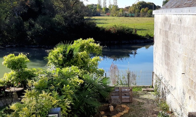 Saint-Savinien Maison | Gîte "La P'tite Jeannette", between land and sea, on the banks of the Charente.