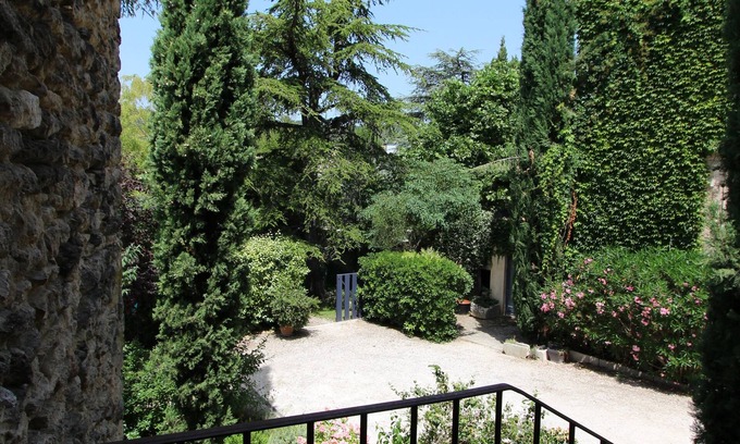 Cabrieres-d'Avignon Appartement | Gite Lou Bancaou classified 2 * in stone property in the village center