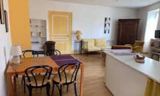 Jalogny Appartement | gîte "near the wash house"