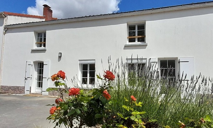 Le Poire-sur-Vie Maison | Gite O Pré'Vert, group gite in Le Poiré Sur Vie, Vendée. Accu-capable cottage