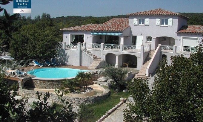 Labeaume Villa | Gîte du "Ranc de Figère" à Labeaume. Location pour 9 personnes avec piscine.