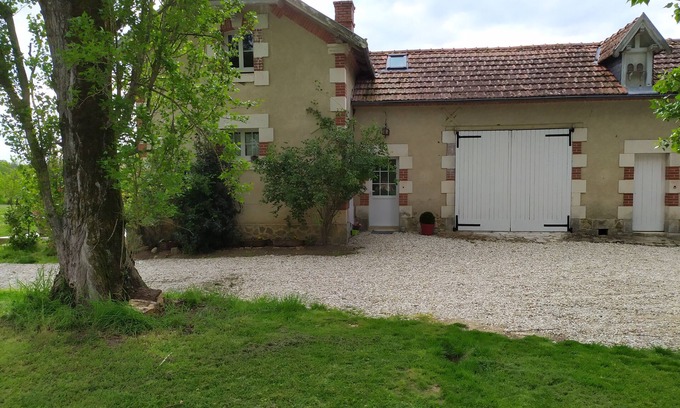 Velles Maison | GITE au sein d'une propriété de 2 hectares avec tennis et piscine privé