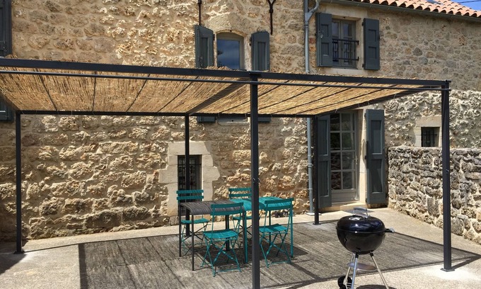 Saint-Andre-de-Vezines Maison | Gîte sur le Causse Noir. Nature, rando, wifi. Grand jardin clos, animaux admis
