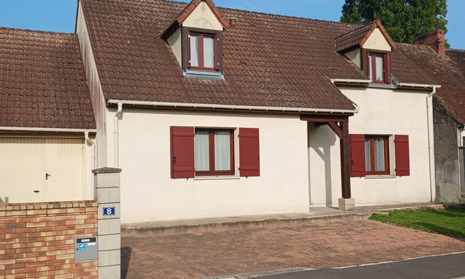 Maintenon Villa | Gîte des bords de l’Eure . Au calme avec 4 chambres 2 SDB et parking.