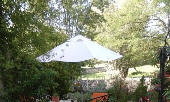 Ruoms Cottage | GITE RUOMS JARDIN PAYSAGER AVEC 3 PIECES PROCHE DE LA RIVIERE ET CENTRE VILLE